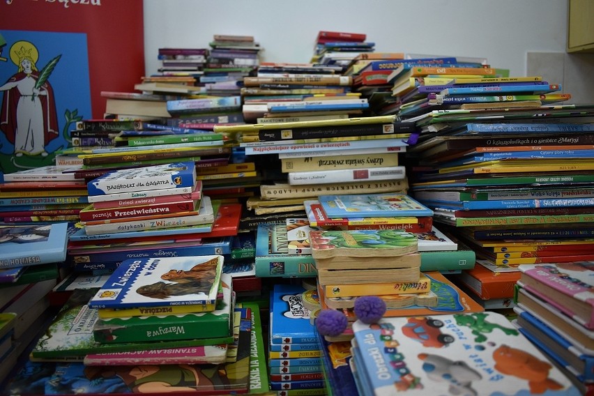 Nowy Sącz. Mieszkańcy os. Kochanowskiego zebrali 3 tys. książek, gier i puzzli. Trafią one do szpitala