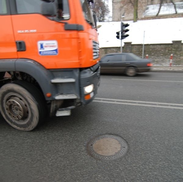 Gdyby za widoczną na zdjęciu linią przejeżdżały lub stały samochody skręcające w lewo do Ostrowca, pomarańczowa ciężarówka mogłaby o nie zawadzić.