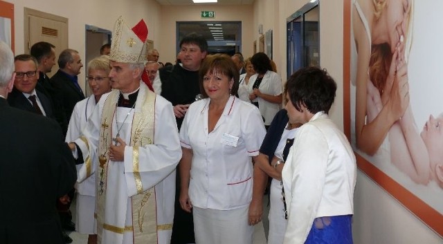 Poświęcenie nowego pawilonu dokonał ksiądz biskup Marian Florczyk. Był pod wrażeniem warunków, jakie zostały stworzone tu pacjentom.