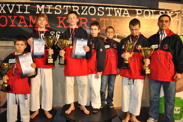 Pięć medali zdobyli zawodnicy Tarnobrzeskiego Klubu Oyama Karate w Mistrzostwach Polski, które rozegrane zostały w Rzeszowie.