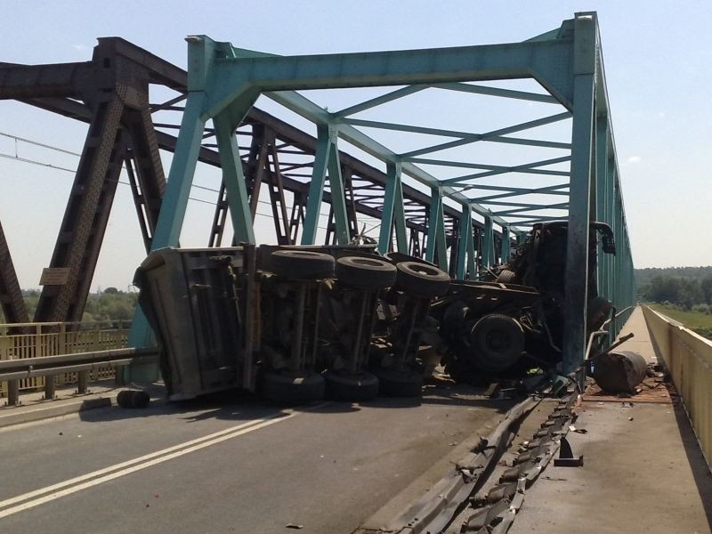 Tir uderzył w most w Nagnajowie. Trasa krajowa numer 9 zablokowana (nowe fakty, zdjęcia)