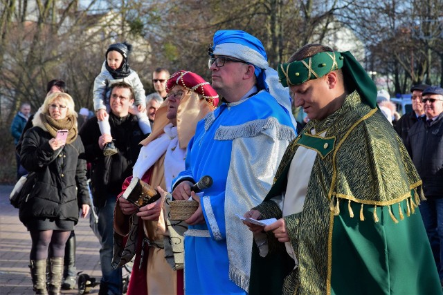 Mieszkańcy Janikowa po raz piąty wzięli udział w Orszaku Trzech Króli. W barwnym korowodzie, ze śpiewem na ustach, przemaszerowali ulicami miasteczka do hali sportowej. Tutaj kolędowali, ale i kwestowali na rzecz niepełnosprawnego Przemka.