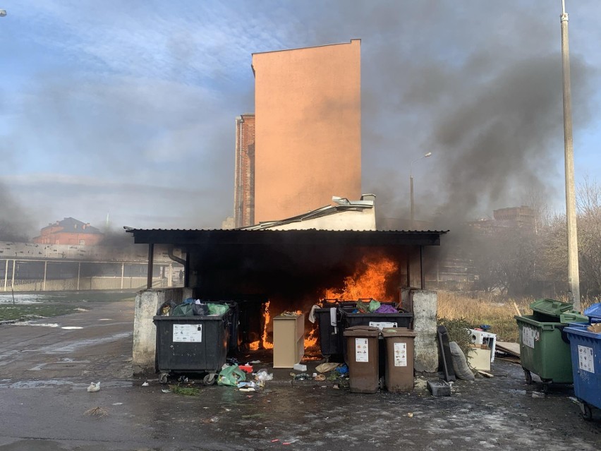 Pożar śmietników na ulicy Chłodnej w Gdańsku