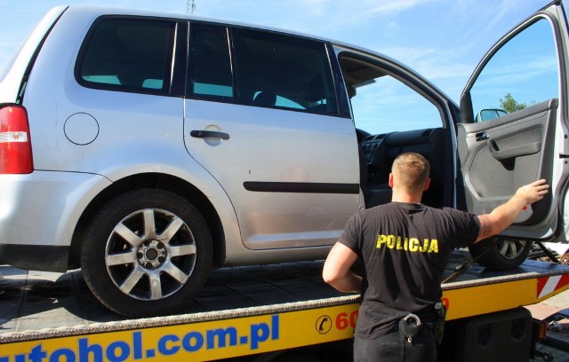 VW Touran znaleziony w dziupli w pobliżu ulicy Przemysłowej w Bydgoszczy pochodził z kradzieży.