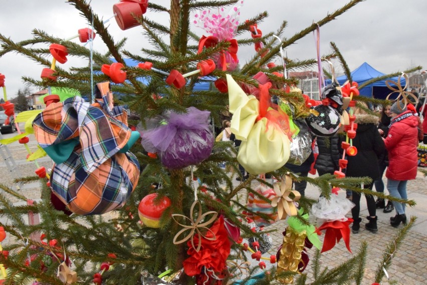 Wspólne ubieranie choinek na Rynku w Daleszycach. Na drzewkach pojawiły się niezwykłe ozdoby (ZDJĘCIA, WIDEO)