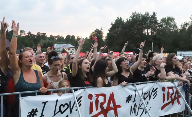 Publiczność w Garbatce-Letnisku bardzo entuzjastycznie reagowała w czasie koncertu zespołu IRA.