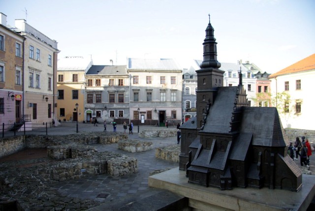 Na placu Po Farze możemy zobaczyć makietę  stojącego niegdyś w tym miejscu kościoła. Pierwsza świątynia powstała tam w XIII wieku albo na przełomie XIII i XIV wieku