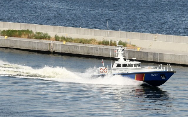 28.06.2013. gdynia nz.  falochron poludniowy i motorowka strazy granicznej fot. tomasz bolt / polskapresse ..dziennik baltycki