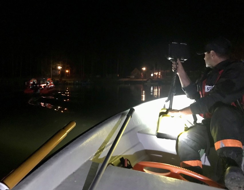 Nocne poszukiwania nad zalewem w Sielpi. W akcji strażacy z łodziami. 33-latek popłynął "odpocząć na wyspę" 