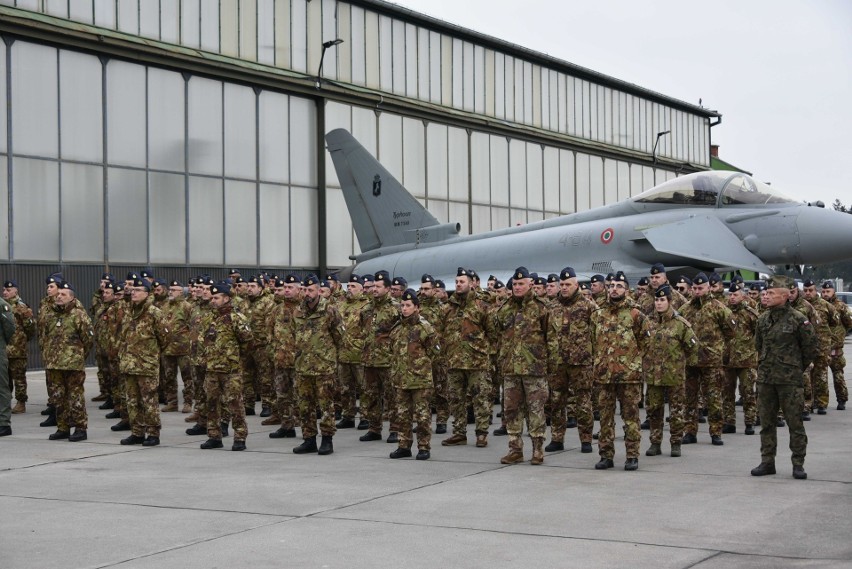 Włoscy żołnierze opuszczają Malbork. Piloci Eurofighterów spędzili w powietrzu 500 godzin 