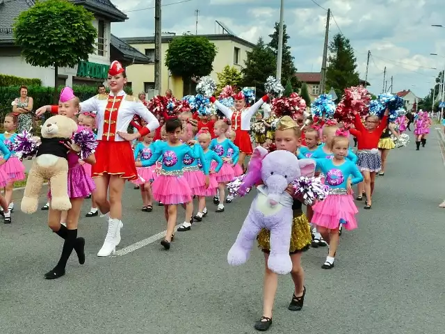 Dni Gminy Ciasna 2018: kolorowo na ulicach. Korowód mażoretek, orkiestr, gości i mieszkańców