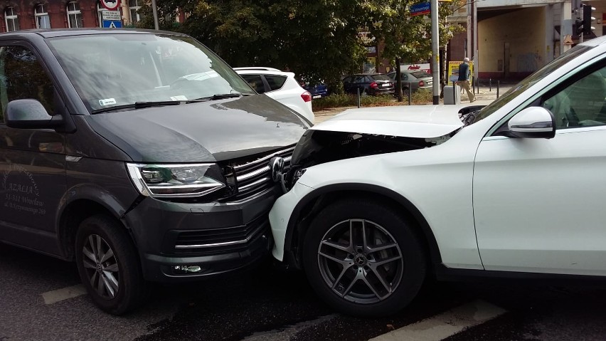 Wypadek z udziałem karawanu we Wrocławiu [ZDJĘCIA]