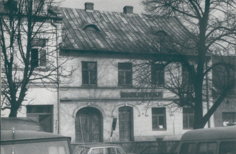 Budynek biblioteki na zdjęciu z około 1985 r.