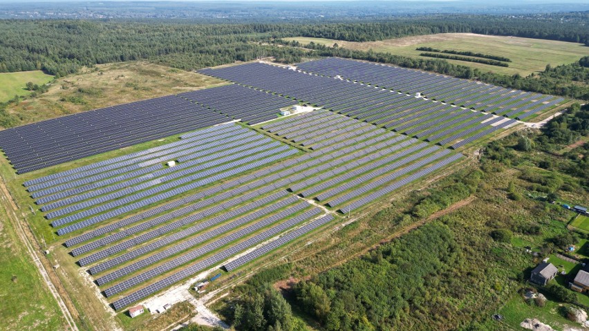 Gigantyczna farma fotowoltaiczna działa w Mokrej, w powiecie koneckim. Ile energii potrafi wyprodukować, jaki teren zajmuje? Zobaczcie