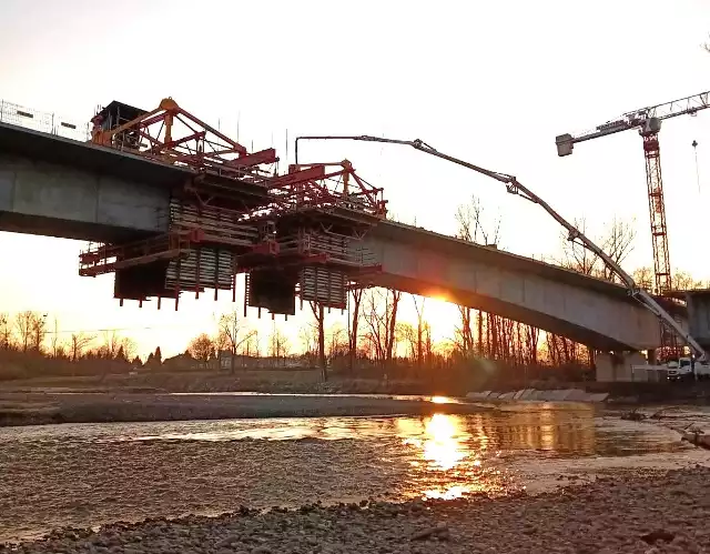 Budowa konstrukcji mostu nad Sołą w Oświęcimiu na finiszu. To już ostatnie zdjęcia przeprawy jeszcze "z przerwą"