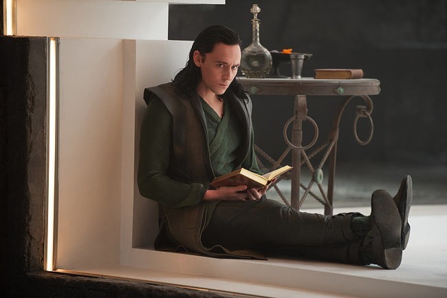 Loki Laufeyson (Tom Hiddleston) to przybrany brat Thora,...