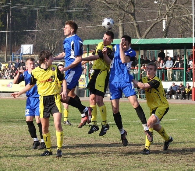 Ataki bytowian (żółte stroje) skończyły się na zdobyciu jednego gola.