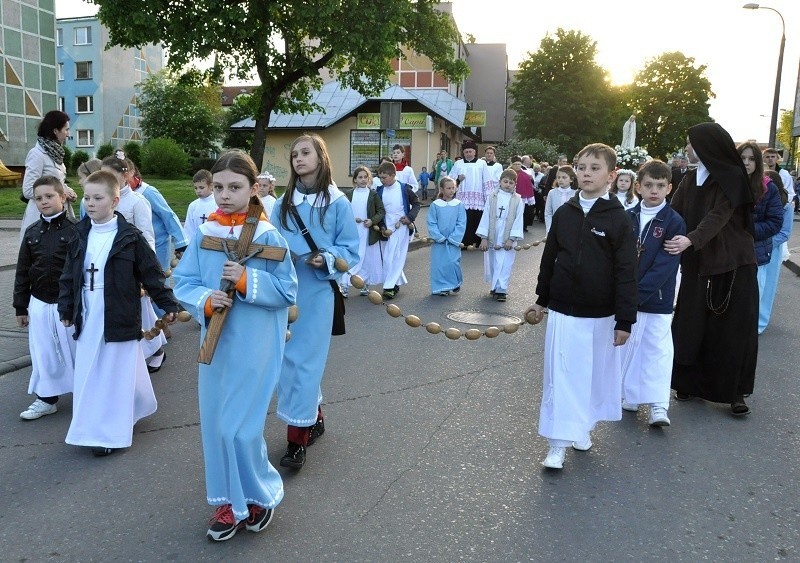 Korowód z Figurką Matki Boskiej Fatimskiej przeszedł ulicami Bielska Podlaskiego (zdjęcia)