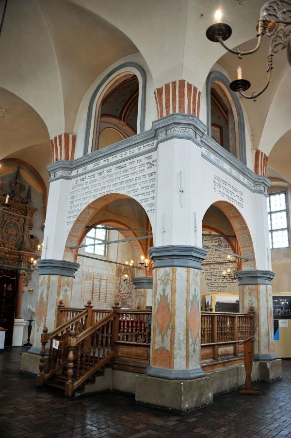 Centralnym miejscem synagogi jest bima. To rodzaj kazalnicy.