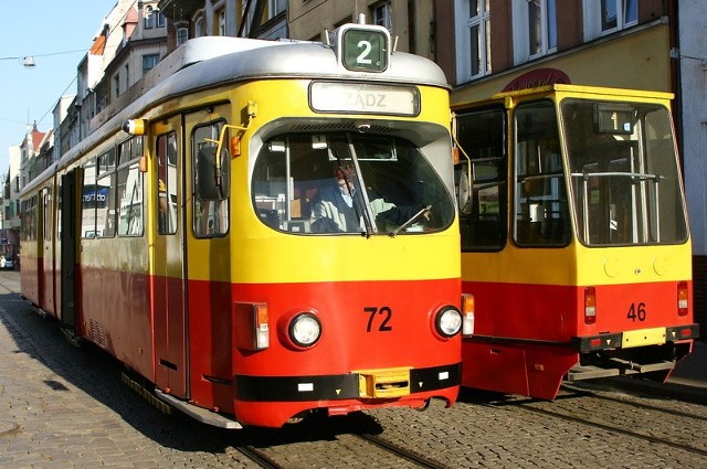 Z lewej tramwaj GT6