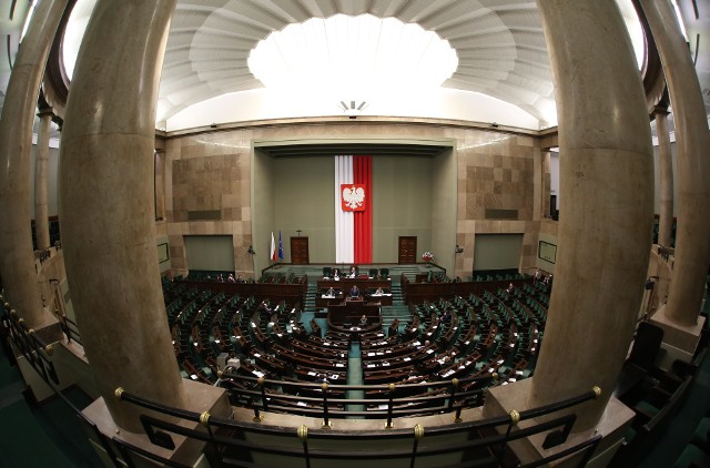 Ludzie nade wszystko pragną spokoju. Czy parlament jest właściwym miejscem, by poszukiwać tu jego zwiastunów?