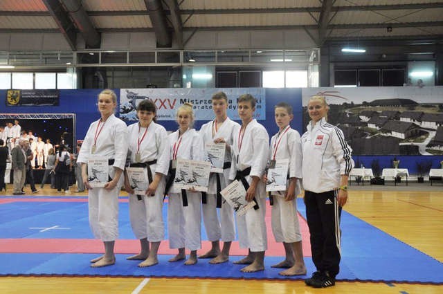 Sensei Anna Kulczyńska (pierwsza z prawej) wraz ze swoimi wychowankami z Toruńskiego Klubu Karate Tradycyjnego Kumade