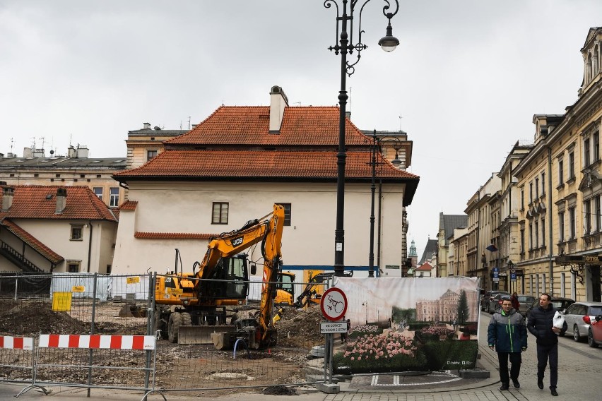 Kraków. Niesamowite! Zamiast wycinać, posadzili nowe drzewo. I to w centrum miasta