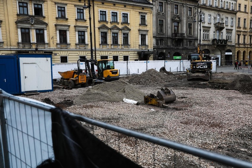 Kraków. Niesamowite! Zamiast wycinać, posadzili nowe drzewo. I to w centrum miasta