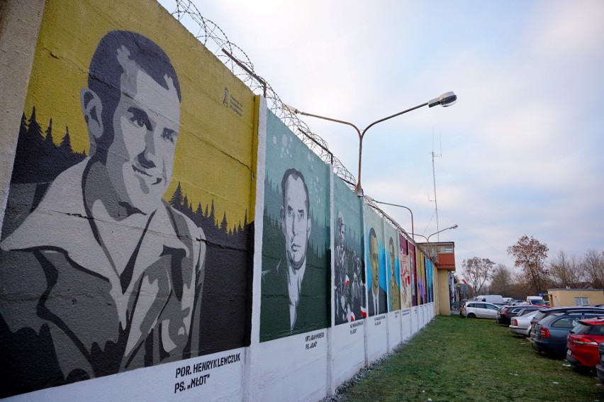 Mural na ścianie Aresztu Śledczego w Lublinie, a na nim Żołnierze Wyklęci. Zobacz galerię