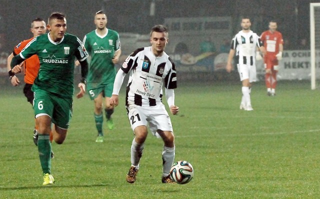 Bartosz Sobotka (nr 21) do Sandecji trafił z GKS Katowice. Był także piłkarzem m.in. Okocimskiego Brzesko