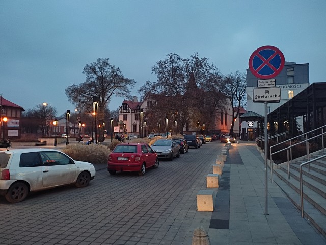 Park Hutniczy z Zabrzu - zakaz parkowania jest nieustannie ignorowany. Zobacz kolejne zdjęcia. Przesuwaj zdjęcia w prawo - naciśnij strzałkę lub przycisk NASTĘPNE