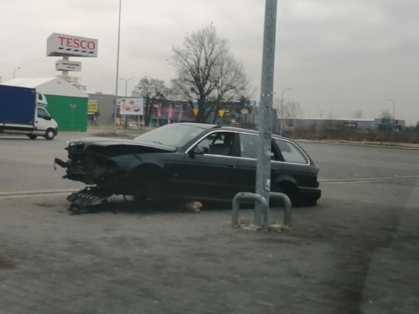 Wraki samochodów na parkingu przy ul. Lwowskiej w Przemyślu.