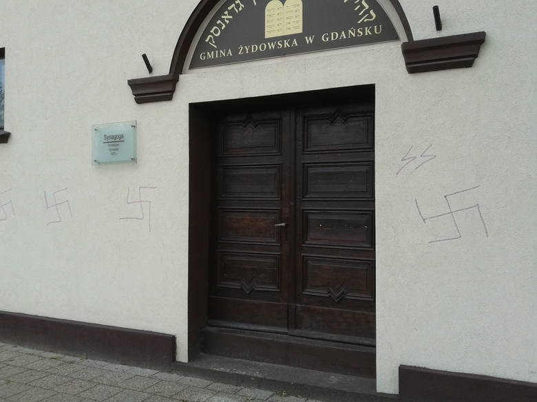 Swastyki na synagodze w Gdańsku. Policja zatrzymała 18-latka [WIDEO, ZDJĘCIA]