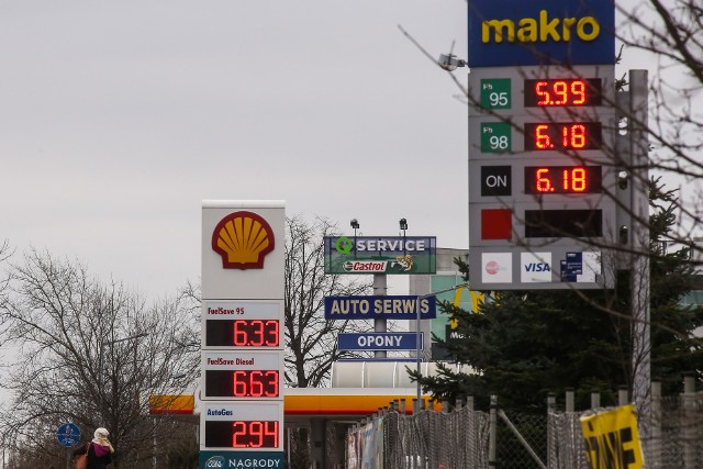 Od początku lutego, czyli od czasu obniżki podatku VAT na paliwo z 23 do 8 proc., cena benzyny skoczyła w górę nawet o złotówkę. To skutek wojny w Ukrainie. Ile obecnie kosztuje paliwo w Poznaniu? Sprawdź, ceny paliw na stacjach w Poznaniu -->