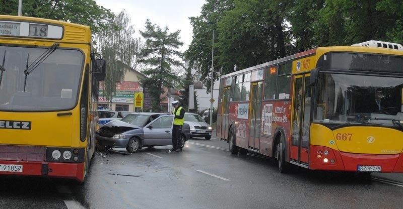 Zderzenie autobusu i osobówki na skrzyżowaniu w Rzeszowie