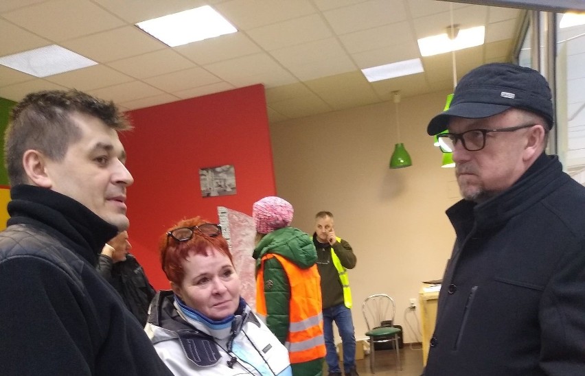 Wójt gminy Bogoria Marcin Adamczyk (z lewej) podczas rozmowy...
