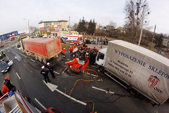 [zdjęcia, wideo] Tragiczny wypadek na rondzie