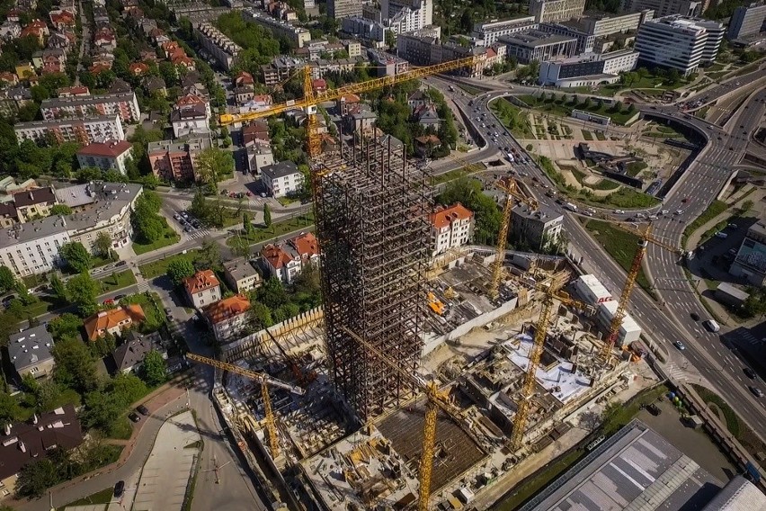 Kraków. Gigantyczny dźwig przy szkieletorze [ZDJĘCIA Z DRONA]