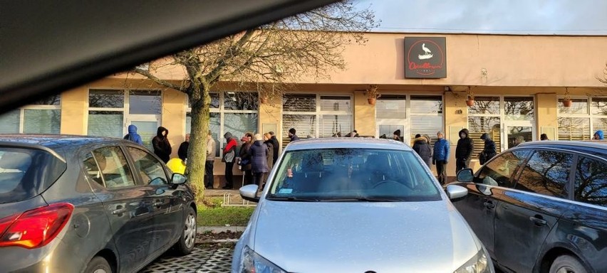 Długie kolejki za karpiem w Kielcach. W piątek i sobotę, wielu mieszkańców chciało kupić świeżą rybę
