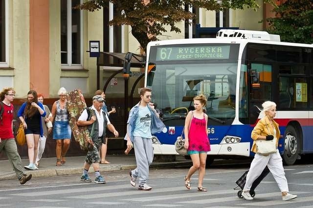 Autobus linii 67 kończy kurs na dworcu. Mieszkańcy Jachcic chcą, żeby docierał także do nich