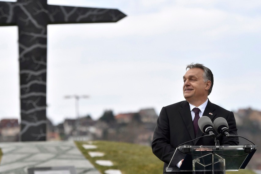 Viktor Orban na ceremonii odsłonięcia pomnika smoleńskiego w...