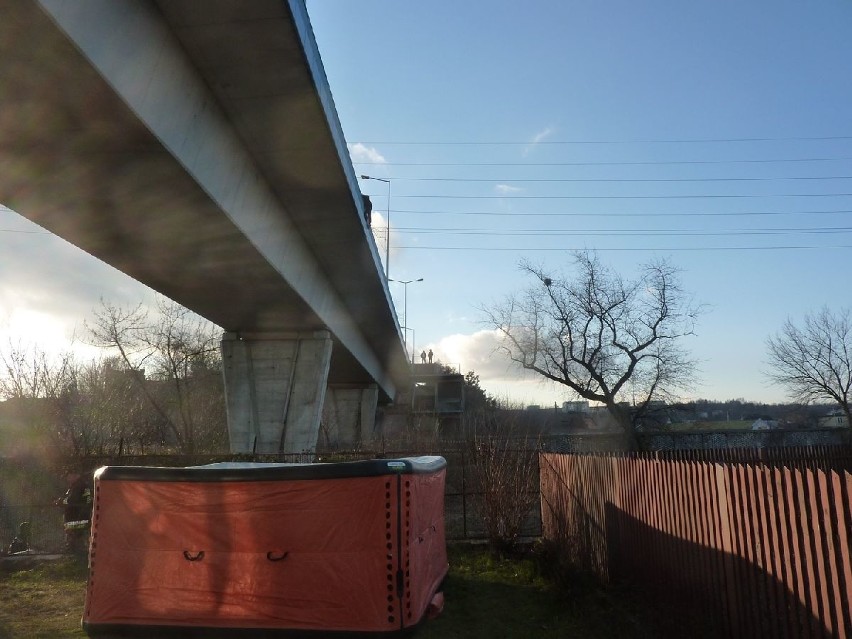 Desperat groził, że skoczy. Zablokowany wiadukt w Starachowicach. Policjanci i negocjatorzy w akcji