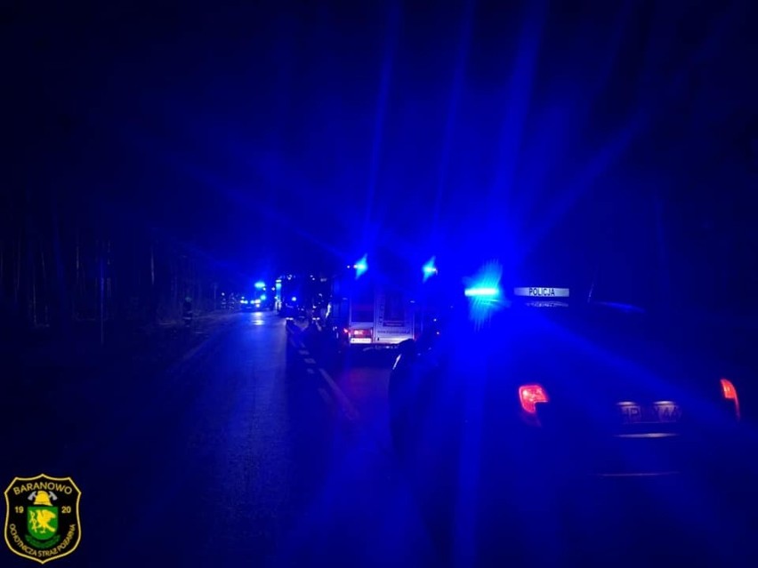 Wypadek w Czarnotrzewiu. Pijany kierowca wypadł z drogi i uderzył w drzewo. 20.02.2022. Zdjęcia