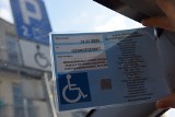 Karty parkingowe niepełnosprawnych. Podrabiane, pożyczane, nieaktualne. Brakuje centralnego rejestru
