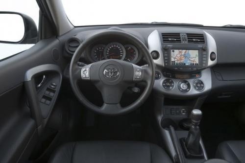 Fot. Toyota: Panel środkowy jest nieco futurystyczny.
