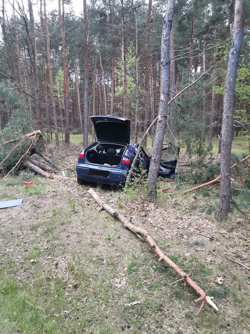 Groźny wypadek na krajowej "48" w gminie Klwów. Samochód osobowy seat wypadł z drogi i dachował w lesie. Dwie osoby zostały ranne