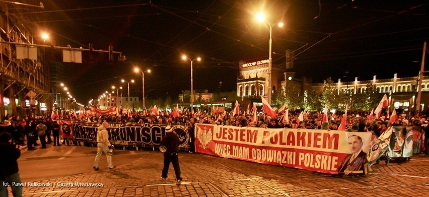 Marsz Patriotów przeszedł przez Wrocław. Petardy i antykomunistyczne hasła (ZDJĘCIA)
