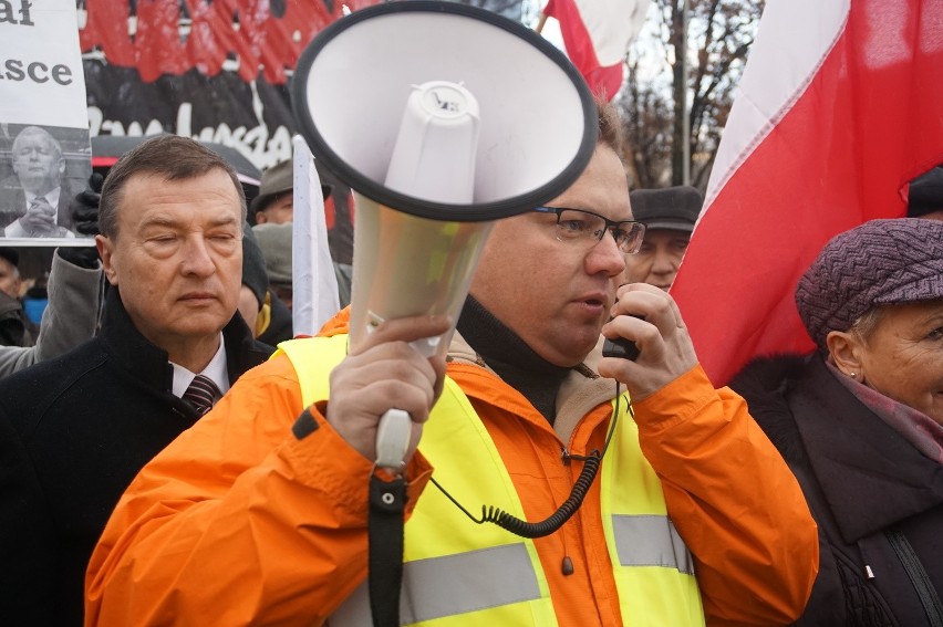 Manifestacja w obronie demokracji na placu Litewskim w...