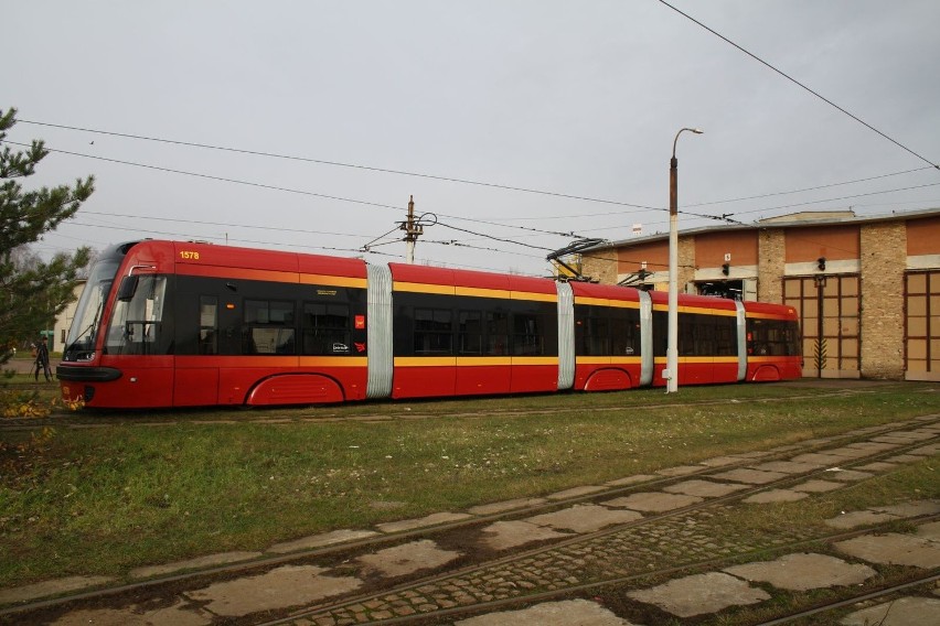 Nowe tramwaje w Łodzi. Czy Pesa zmontuje 15 pojazdów w ciągu 9 dni? [ZDJĘCIA]