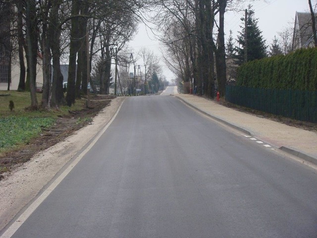 Na przebudowanej drodze powiatowej nr 1623C Brzozowo - Stolno jest gładki asfalt.